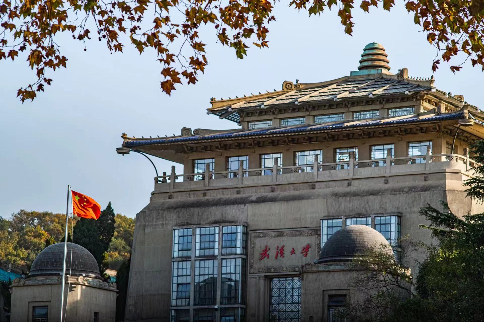 波光粼粼的东湖水畔,武汉大学又添一处新地标我校教师再